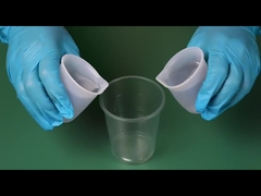 低い粘着性は深く木のテーブルの花の芸術作品を作るエポキシ樹脂を注ぐ