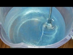 川のテーブルは深くエポキシ樹脂2/1厚い投げられた樹脂および硬化剤を注ぐ