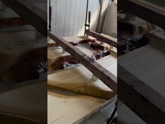 深い 地面 に 隠れ て いる 神秘 的 な 深み