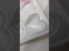 透明 な 樹脂 で 造ら れ た シンプル な 優雅 性