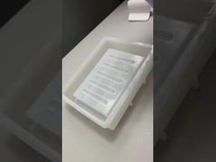 透明 な 樹脂 を 用い て 優雅 な 変容