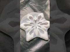 透明 な 樹脂 を 含ん で 輝く 表面