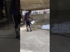 エポキシ フレイク コーティング: 床 に 色 と 質感 を 添える